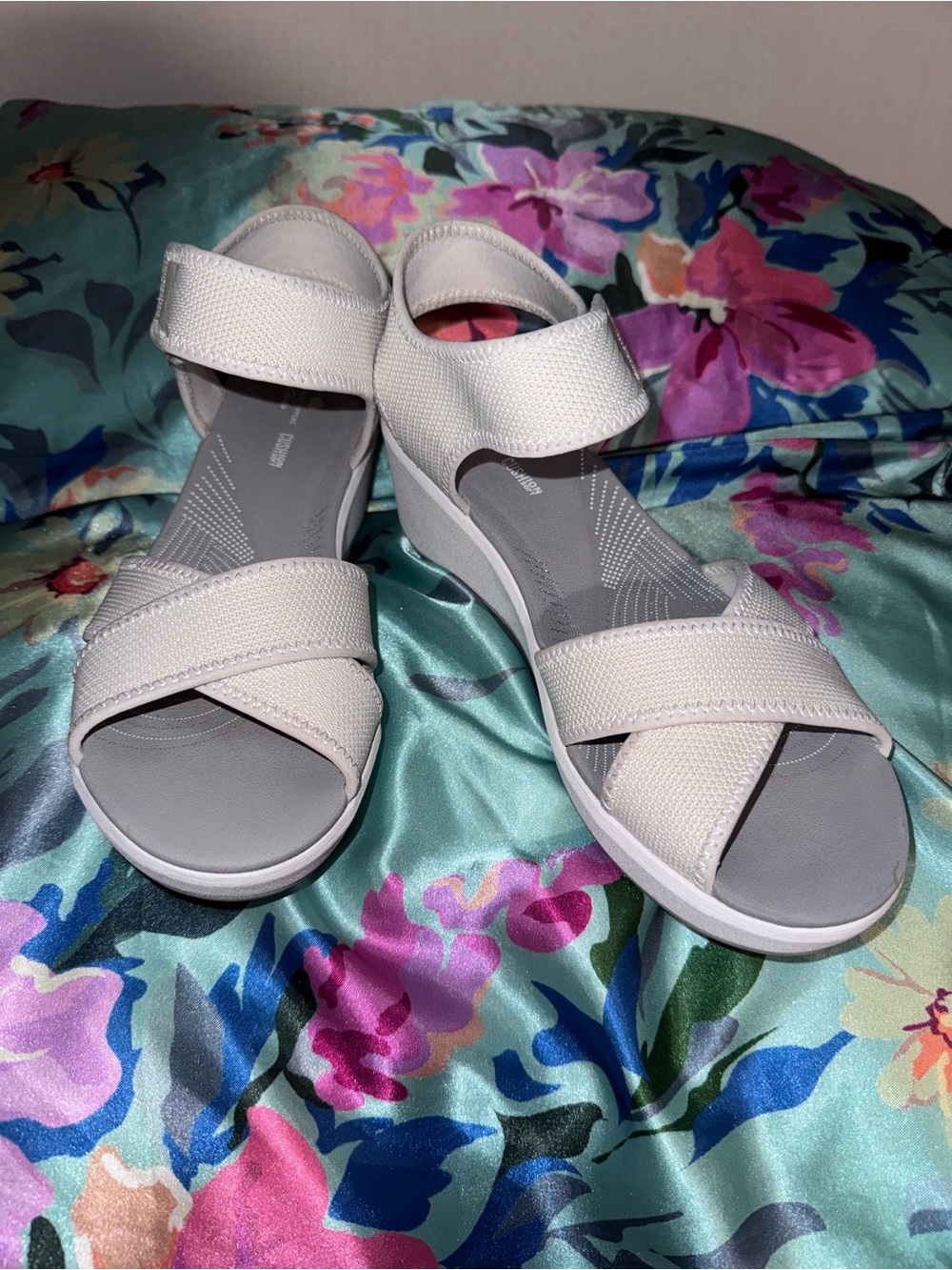 CLARKS Cloud Steppers Cushion Soft Sandals Size 8 Cream color - Picture 2 of 9